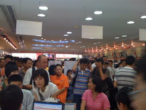 Shenzhen iPhone buyers queuing up